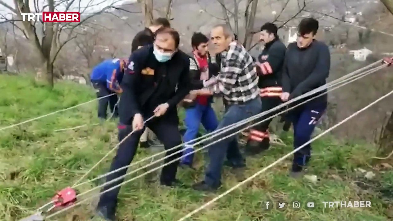 Uçuruma yuvarlanan ineği kurtarmak için seferber oldular