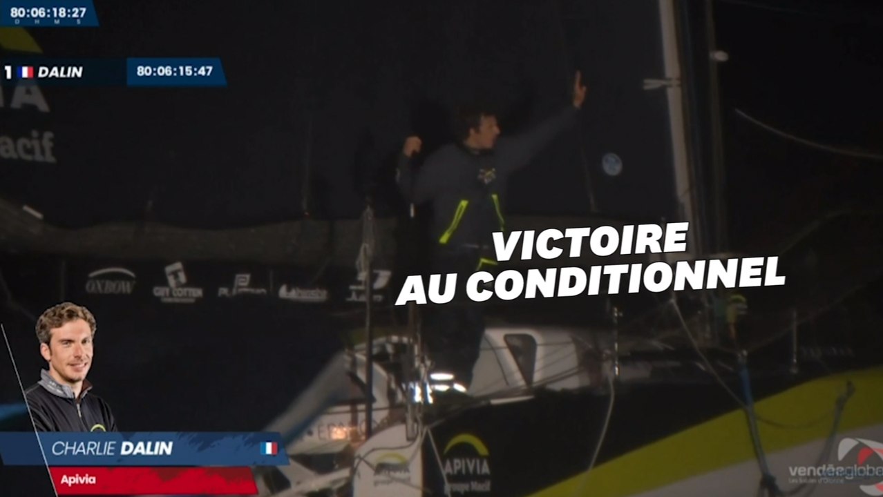 Charlie Dalin passe le premier la ligne d'arrivée du Vendée Globe 2021