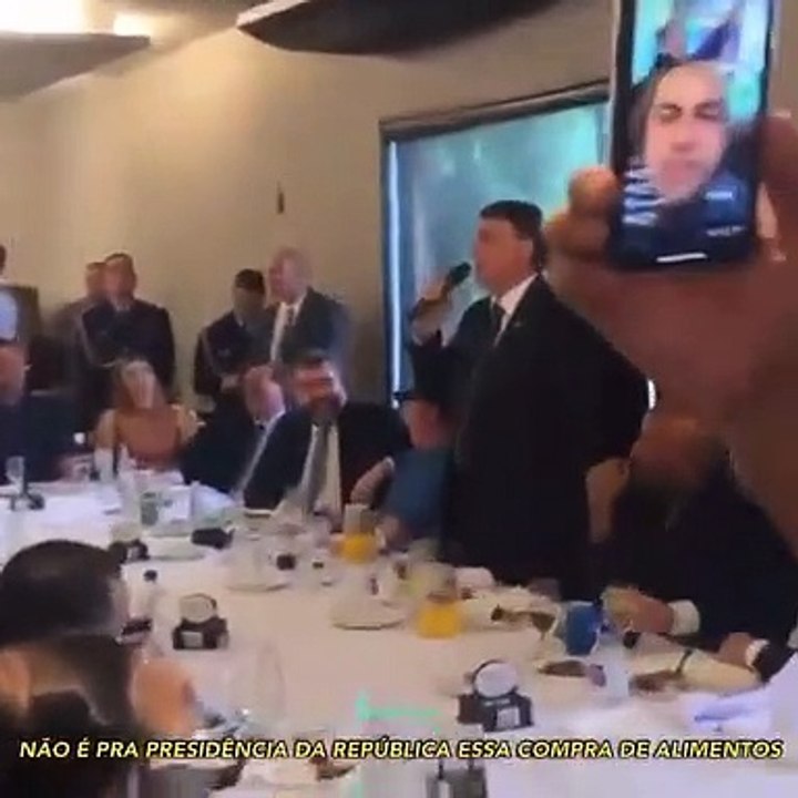 Bolsonaro manda a imprensa enfiar no rabo as latas de leite condensado.