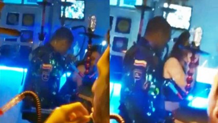 Con uniforme y sin tapabocas: policía fue 'pillado' en plena parranda en Medellín