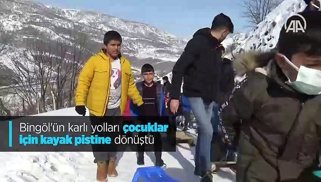 Bingöl'ün karlı yolları çocuklar için kayak pistine dönüştü