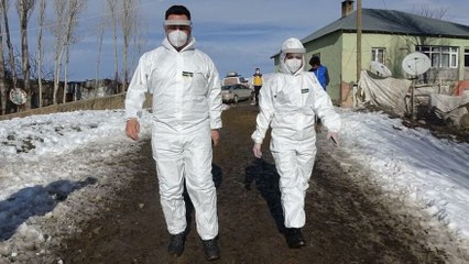 Yüksekova'da, sağlık ekipleri kar ve soğuk dinlemeden aşı yapıyor