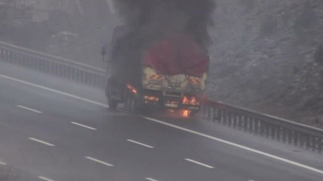 Sabun yüklü kamyon alev alev yandı