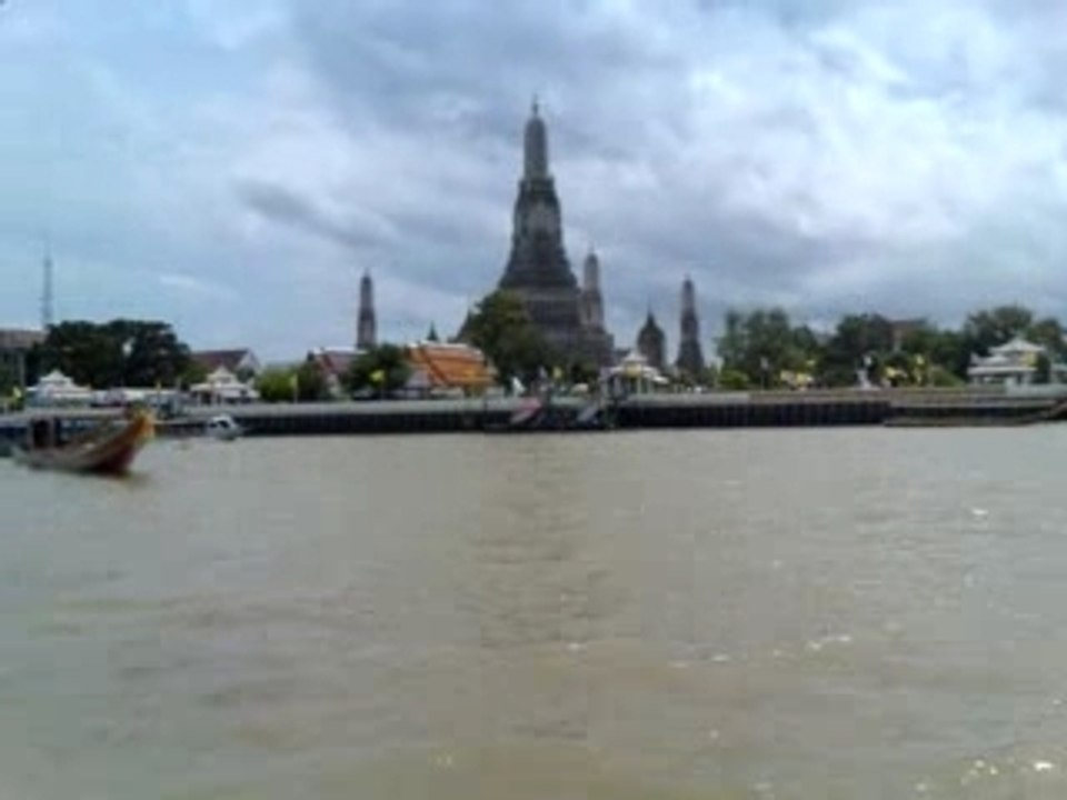 Sur le fleuve ChaoPraya le Wat Arun Bangkok