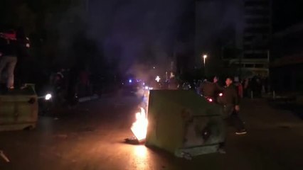 Скачать видео: Tercera noche de protestas contra las restricciones en Líbano