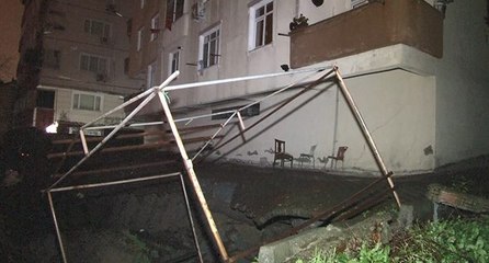 Küçükçekmece’de istinat duvarı çöktü, bir bina boşaltıldı