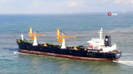 Riva'da karaya oturan gemi römorkör ile çekildi