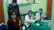 सीएचसी पर तैनात डॉ शिप्रा वर्मा(डेंटल सर्जन) ने कोरोना का पहला टीका लगवाया