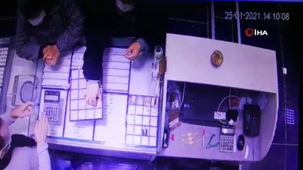Kuyumcudan el çabukluğu ile hırsızlık kamerada