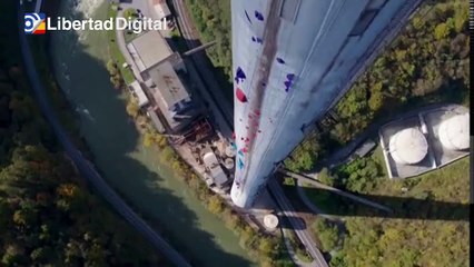 Dos mujeres escalan la chimenea más alta de Europa con 360 metros de altura