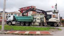 Sulama kanalı çöple doldu, taşkın son anda engellendi