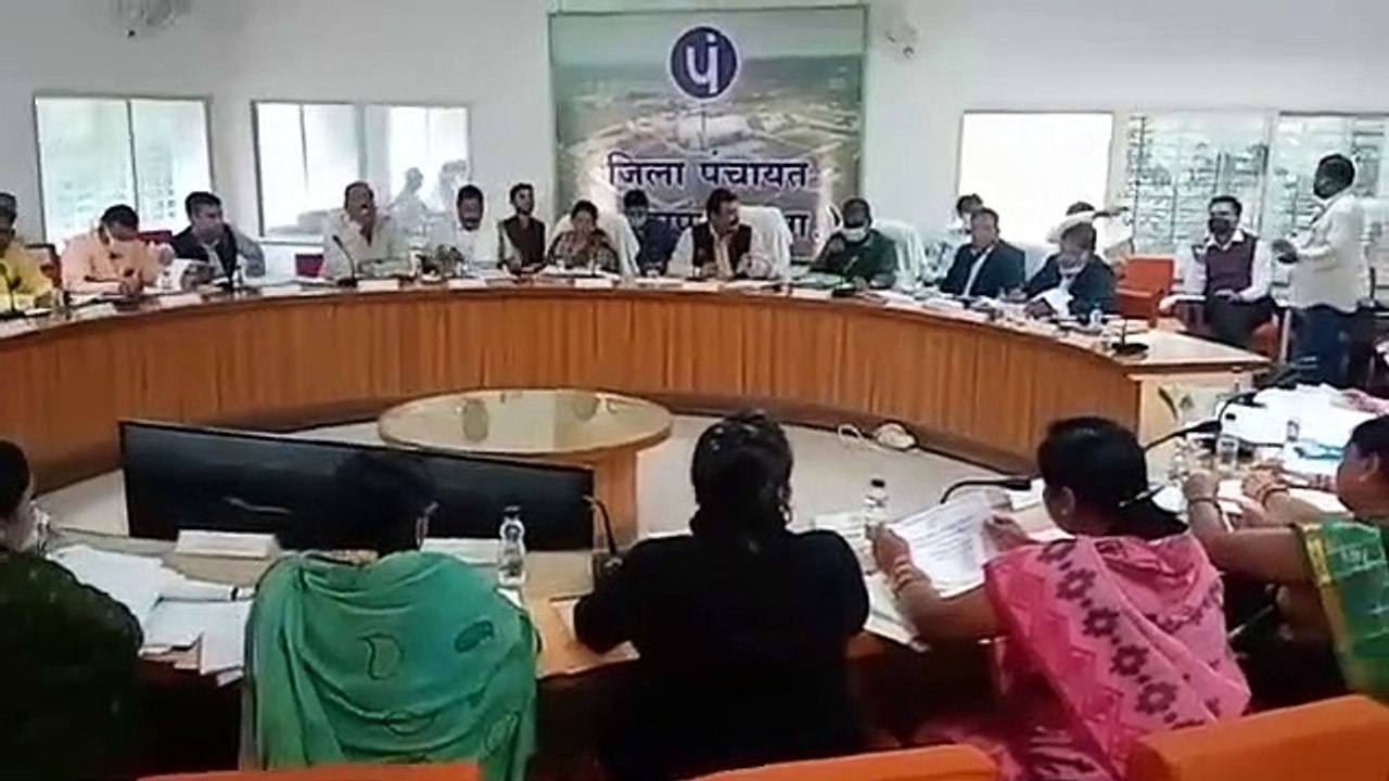 मीटिंग में अधिकारियों के बहाना बनाने पर जिला पंचायत अध्यक्ष ने जमकर लगाई फटकार