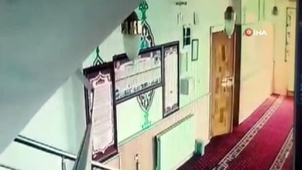Hırsızlık için camiye giren genç kız ve arkadaşı kamerada