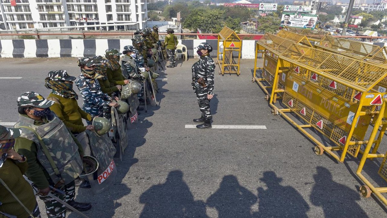 Paramilitary forces and PAC deployed at Gazipur...