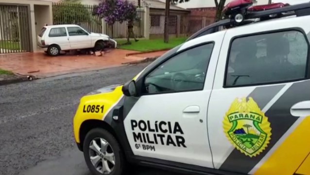 Carro bate contra mureta de residência e, ao tentar fugir, motorista é impedido por moradores