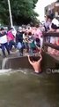 Video: se lanzó al agua para rescatar a un niño que cayó en un canal por el mercado Abasto