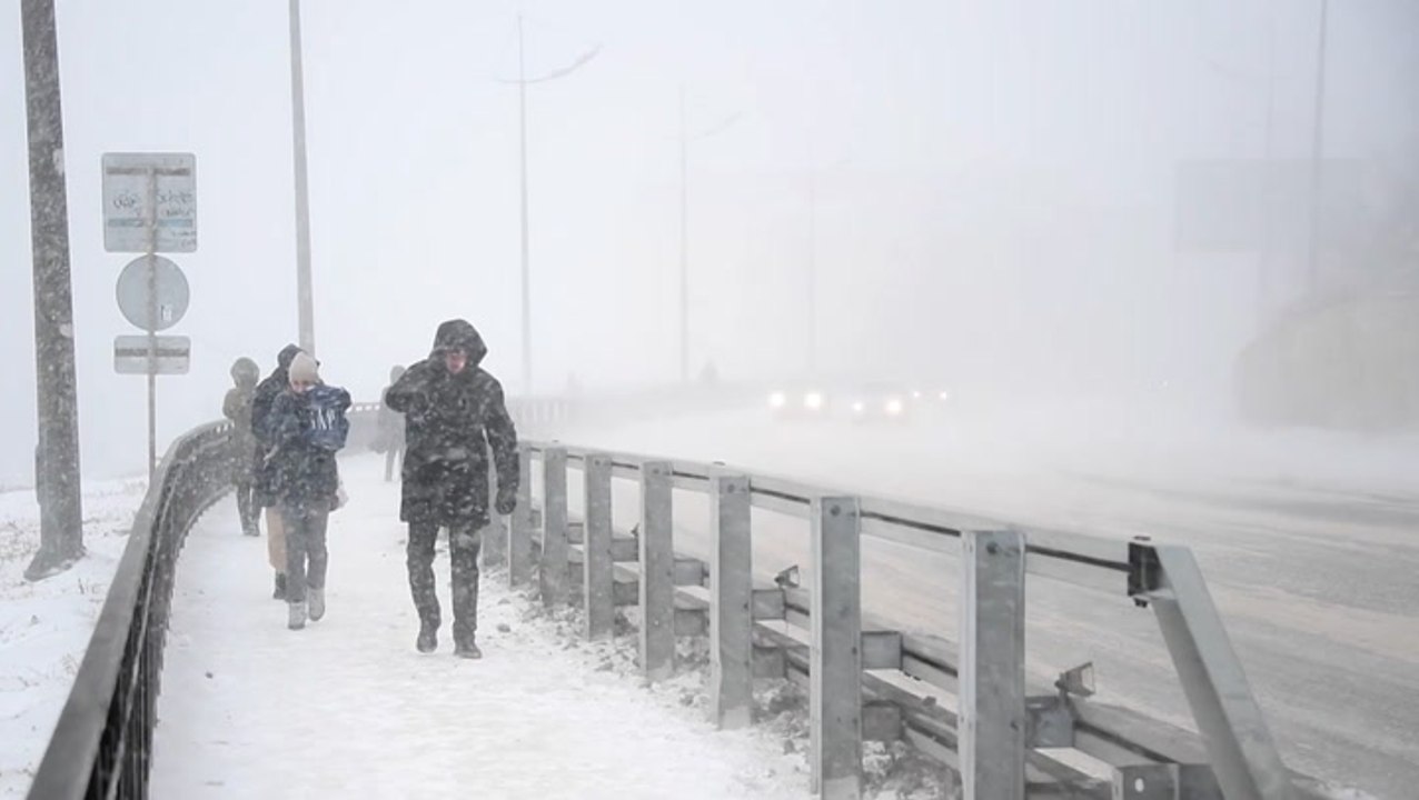 Winter storm sweeps through Russian city