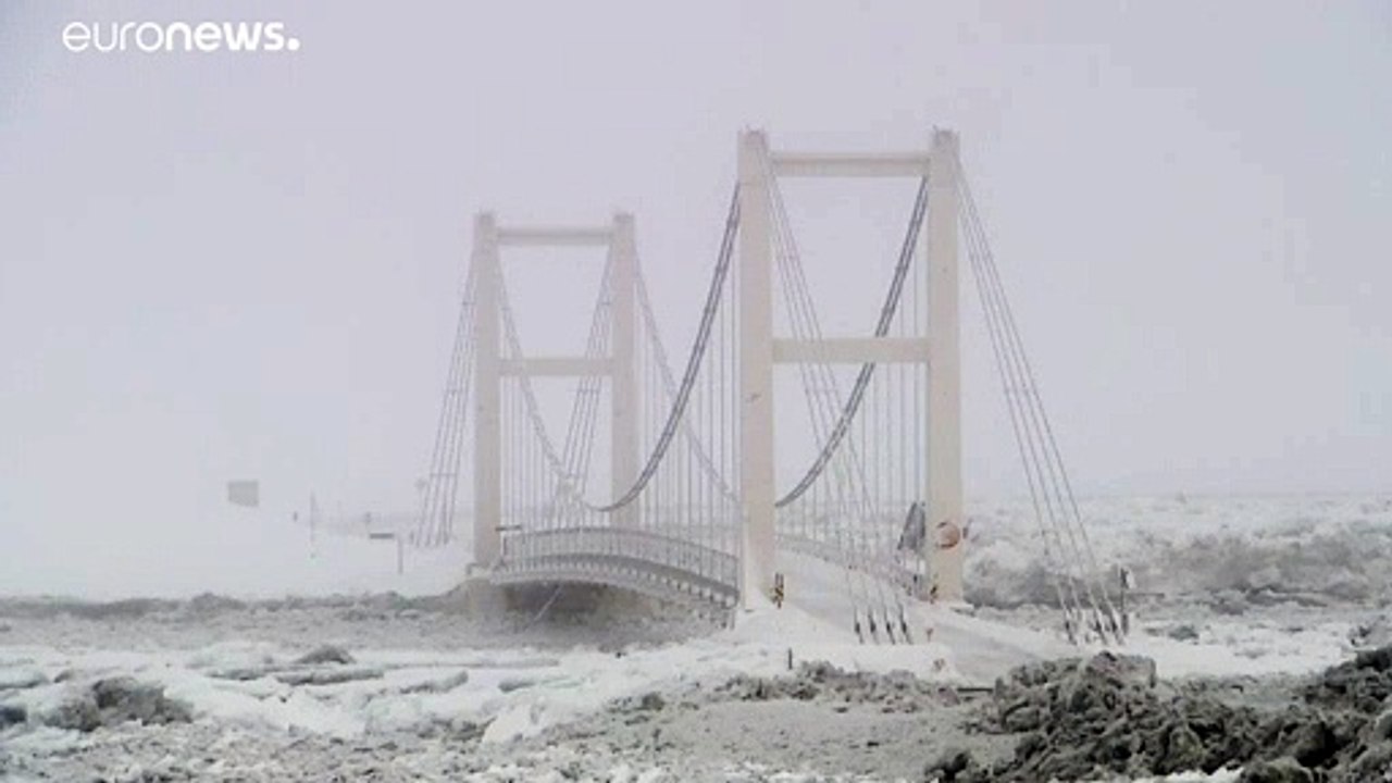 Beeindruckendes, eisiges Naturspektakel in Island: Eisschollen drohen Brücke zu beschädigen