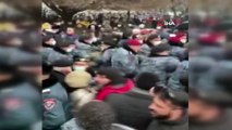 - Ermenistan'da protestocular savcılık ve hükümet binasına yürüdü: 26 gözaltı