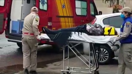 Mulher de 56 anos fica ferida ao sofrer queda, na Rua Francisco Bartinik