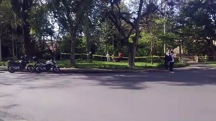 Intentaba robar un celular, se cayó sobre el cuchillo y se mató