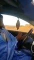 En plein désert, au volant de sa voiture, ce maure, avec des pas de danse endiablée, savoure la musique de Youssou Ndour et félicite Assane Thiam