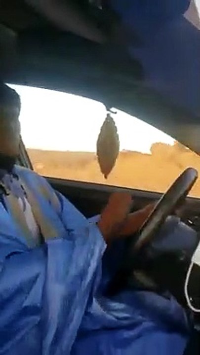 En plein désert, au volant de sa voiture, ce maure, avec des pas de danse endiablée, savoure la musique de Youssou Ndour et félicite Assane Thiam