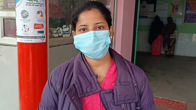 महिला डॉक्टर के कोरोना टीका लगवाने के बाद उमड़ पड़ी भीड़