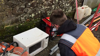 Pas de resto pour les ouvriers de ce chantier mais un système D pour réchauffer le déjeuner