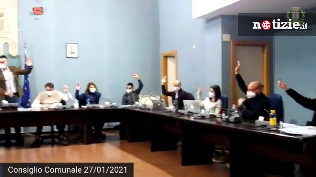 Saluto fascista in consiglio comunale a Cogoleto nel Giorno della Memoria: è polemica