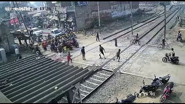 Ce motard a eu très chaud au passage à niveau