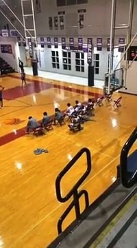 Ce basketteur dunk et décroche le panier... Drame évité de peu