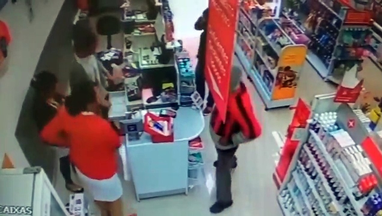 Un braqueur fait semblant d'avoir un pistolet et se fait arrêter par un agent sécurité qui fait pareil