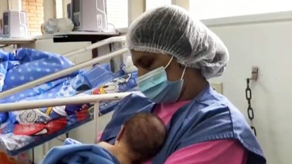 Emotivo reencuentro entre un bebé y su madre tras vencer el covid-19