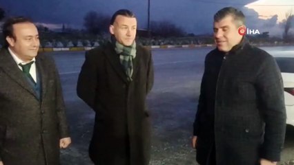 Kuşadası Belediyesi karla kaplı yolları ulaşıma açtı