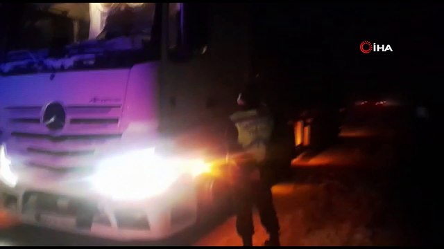 Muş’ta tipi ve fırtınaya yakalanan sürücülerin imdadına jandarma yetişti