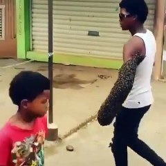 Entérese de cómo un joven tiene un brazo lleno de abejas sin que lo piquen