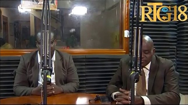 Pachou piblisite konvèti li akonpaye yon pastè pou anonse popilasyon an mesaj Bon Dye voye pou ou.