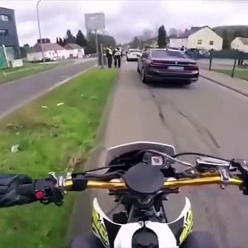 Un policier allemand contrôle un motard français
