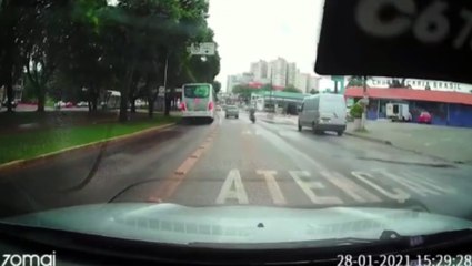 Câmera flagra carrinho de compras desgovernado atravessando a Av. Brasil