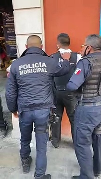 Custodio encañona a mujer en el centro de Pachuca