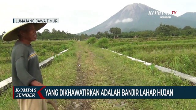 Gunung Semeru Mengeluarkan Lava Pijar, Warga Beraktivitas Seperti Biasa