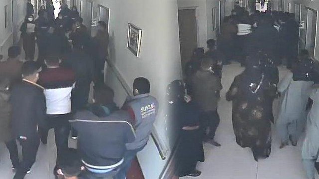 Güvenlik görevlisinin hasta yakınları tarafından darp edildiği anlar kamerada