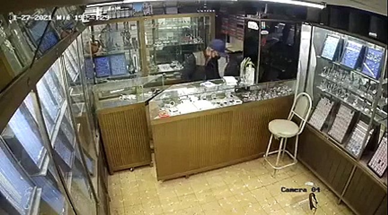 Graban a dos ladrones vaciando una joyería en seis minutos