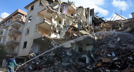 Avcılar’da balkonları çöken bina 44 gün sonra yıktırıldı