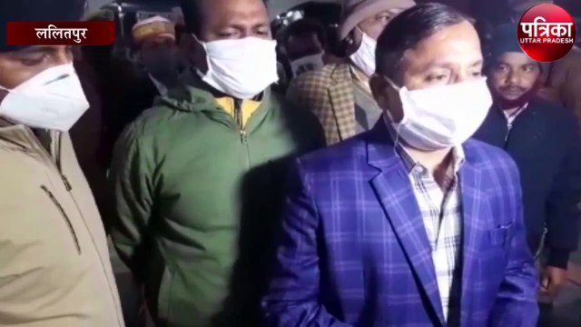 मण्डलायुक्त ने सड़कों पर डीएम-एसपी के साथ पैदल मार्च कर जाने हालात