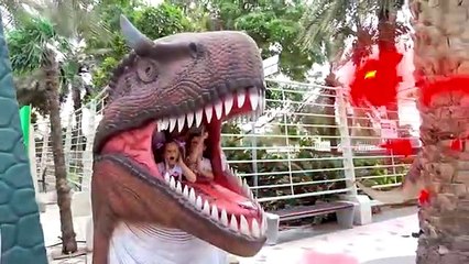 Diana y Roma caminan por el parque de dinosaurios