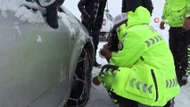 Antalyalı aile kar nedeniyle yolda kaldı, yardımlarına polis ekipleri yetişti- Sivas’ın İmranlı ilçesinde yoğun kar yağışı nedeniyle araçlarıyla yolda ilerleyemeyen Antalyalı ailenin yardımına polis ekipleri yetişti