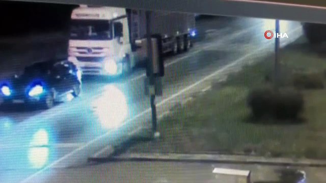 Minibüs, kırmızı ışıkta bekleyen tıra arkadan böyle çarptı: 1 ölü, 2 yaralı