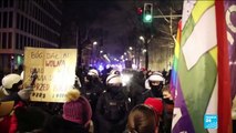 En Pologne, la quasi-interdiction de l'avortement entre en vigueur, des milliers de manifestants
